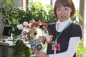 燕市社協と「ボランティアグループみどり」が12月10日に「ピーナツサンタでXmasリースづくり」、参加者募集