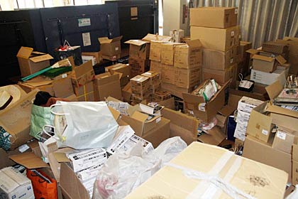 燕市社協に山積みの段ボール箱に入った企業から寄付を受けた物品