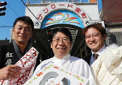 左から「呉紅屋呉服店」の坂井店主、「飴屋本舗」の遠藤店主、「かなや」の小黒店主