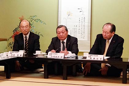 左から加茂商議所の太田会頭、燕商議所の山崎会頭、三条商議所の斉藤会頭
