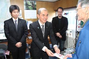 左から燕三条JCの早川専務理事、落合理事長、にいがた災害ボランティアネットワークの李仁鉄事務局長、川瀬理事長