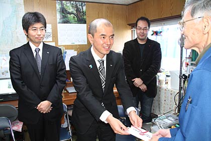 左から燕三条JCの早川専務理事、落合理事長、にいがた災害ボランティアネットワークの李仁鉄事務局長、川瀬理事長