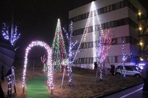 県央研究所でイルミネーションの点灯式、企業の協賛で前庭を飾ったイルミーネーションに明かりをともす