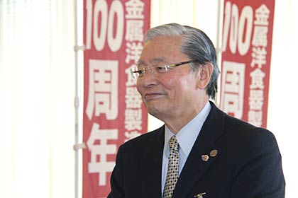 大勢の受検を喜ぶ日本金属洋食器工業組合の田中理事長