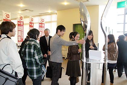 受検を終わってほっとして会場を出る受検者、展示した世界最大の長さ2メートルを超すスプーンとフォークにびっくり