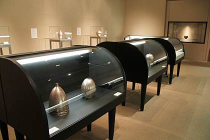 23日まで燕市産業史料館で開かれている「木目金展ー伝統を受け継ぐ者たち」