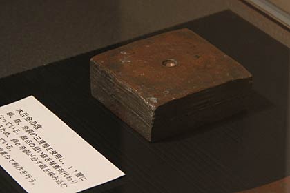 木目金はこんなにも厚い何層にも重ねた金属の塊からたたいて生まれる