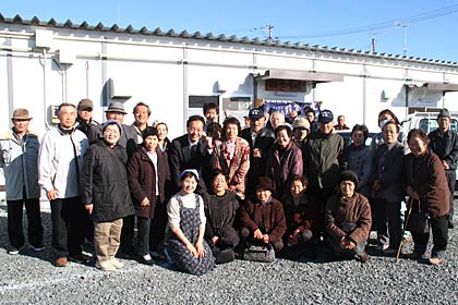 双葉食堂の前で国定三条市長に会いに来た三条市に避難していた南相馬市民と記念撮影