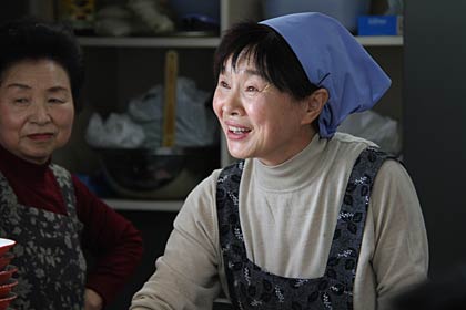 厨房で調理する双葉食堂店主の豊田さん