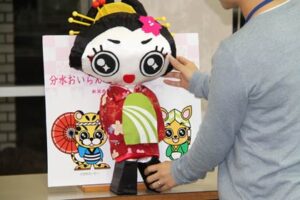 おいらん道中PR隊の「きららん」がついに3次元化、ぬいぐるみとなって4日の東京ヤクルトスワローズのファン感謝DAYでお披露目