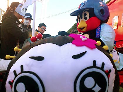 4日行われた東京ヤクルトスワローズのファン感謝DAYで「きららん」ぬいぐるみと背後にスワローズのマスコット「つば九郎」