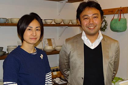  左が小山さんプロデュースの握り鋏を扱っている「Room」の山本優貴子店長、右が小山さん