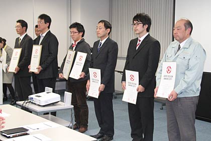 受賞者、左からグッドデザイン・ロングライフデザイン賞受賞のコロナの島田克俊技術本部技術管理グループデザインチーム係長、そしてグッドデザイン賞の相田合同工場の相田聡社長、スノーピークの吉野真紀夫開発部開発室マネージャー、旭金属工業の企画開発課・土田康弘さん、金古製作所の羽賀貴広営業部企画課主任、小林工業の小林貞夫社長