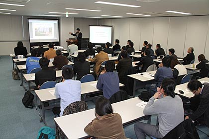 予想を上回る来場でいっぱいになった会場