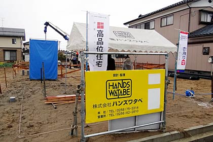 ハンズワタベが地中熱を利用した冷暖房システムを燕市内のモデルハウスで建設中