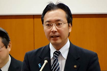 提案理由の説明を行う国定市長