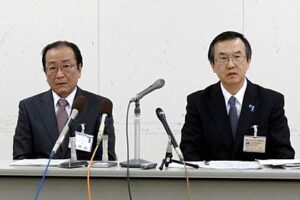 三条地域振興局で行われた記者発表、左かが岡田局長、右が高木地域整備部長