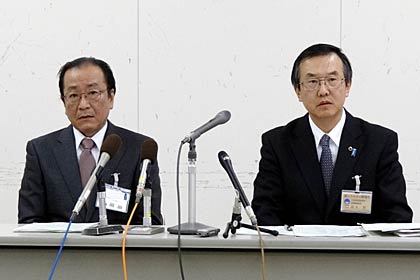 三条地域振興局で行われた記者発表、左かが岡田局長、右が高木地域整備部長