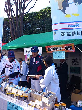 ヤクルトの選手も笑顔でサインをしてくれました