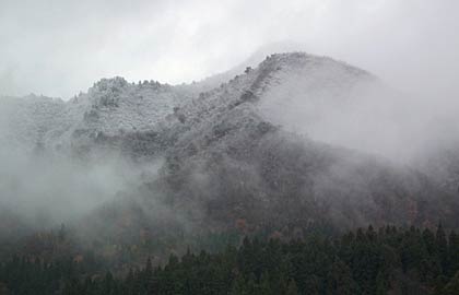 雲がかかって幻想的な雪化粧の風景