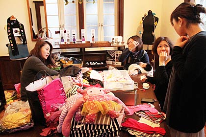 9、11日と被災地へ届けるぬいぐるみ、ウッキー君を作っている手芸用品と雑貨の店「BonBon」の9日の製作のようす