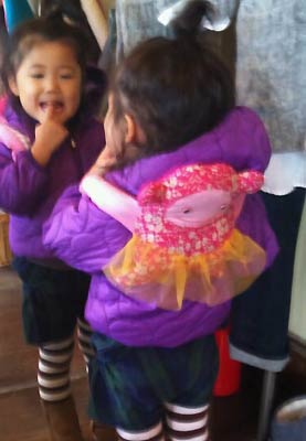 子どもがウッキー君を背負うとこんな感じ