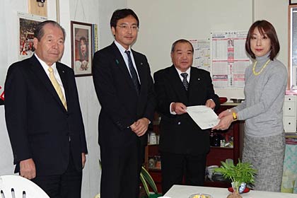 「一般国道8号拡幅（善久寺交差点改良事業）に関する要望書」を手渡す左から斉藤三条商議所会頭、國定三条市長、佐藤国道8号線栄拡幅推進委員長、そして菊田代議士