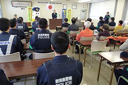 三条署で行われた「年末における市民生活の安全安心確保活動」の出発式