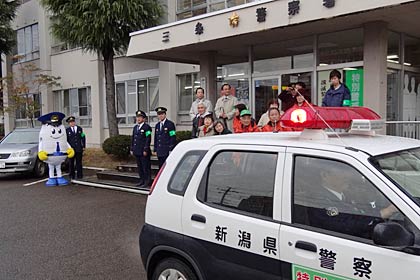 三条署前から特別警戒に出発するパトカー