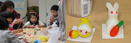 うるち米の粉を使って「ちんころ」を作る親子、右が完成したちんころ