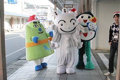 商店街を歩くゆるキャラ、左から妙高市のミョーコーさん、十日町のネージュくん、三条市のエコちゃんサンちゃん