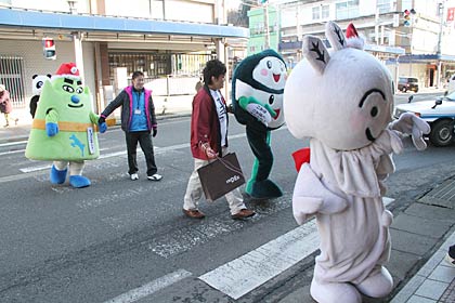 ゆるキャラが横断歩道を渡るシュールなシーン