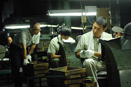 作品のシーンから右手前が三田村邦彦さん、左奥の中腰になっているのが燕市議の長井由喜雄さん