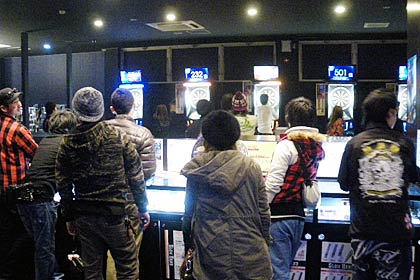 ほかのプレーヤーの競技を食い入るように見詰める