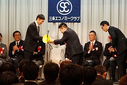 卒業生から同クラブ恒例行事の弥彦山登山用として、黄色い拡声器を贈る