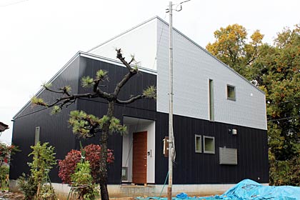 金子材木店が17、18日と予約見学会を開く三条市篭場地内に建設したセミオーダーの「R＋house」住宅