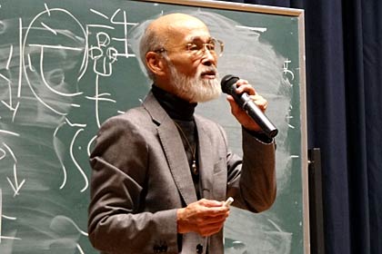三条市高齢者教室公開講座「元気が出る講演会」で講師を務める、福島県南相馬市から三条市へ避難している氣功研究「養生塾」塾長の佐竹紀さん