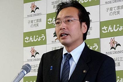 定例記者会見を行う國定三条市長