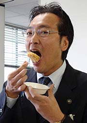 「三条揚げ」を試食する国定市長