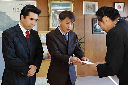 左から条南小PTAの河本副会長、高取会長、そして国定三条市長