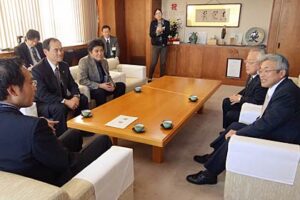 三条中央ライオンズクラブと三条ライオンズクラブがそれぞれ三条市に寄付するAED1台ずつの目録を国定市長に手渡す
