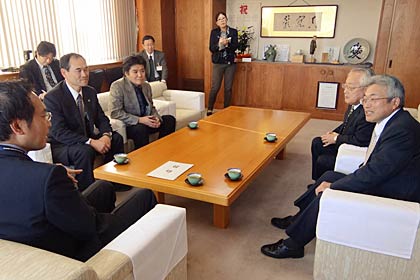 三条中央ライオンズクラブと三条ライオンズクラブがそれぞれ三条市に寄付するAED1台ずつの目録を国定市長に手渡す