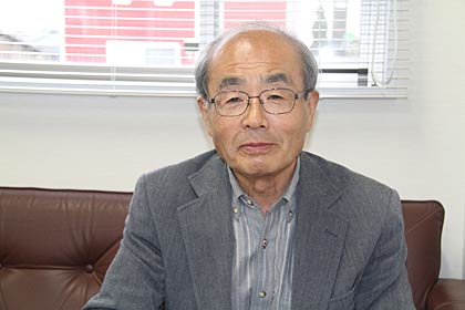燕市産業史料館を訪れた土産用のスプーンを30年にわたって集めている京都の松浦靖さん