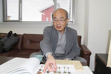 資料を広げて話す松浦さん