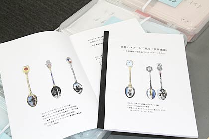 来年の燕市産業史料館でのスプーンコレクション展に向けて松浦さんが持参した資料とケースに入れたスプーン