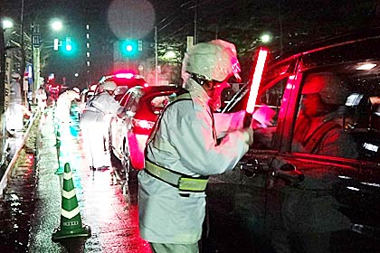 三条署が15日夜の年末特別警戒で、市役所前で行った検問