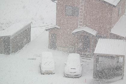 「しただブログ」に掲載された下田地域南五百川地内の積雪のようす、あっと言う間に車も雪に埋もれていく