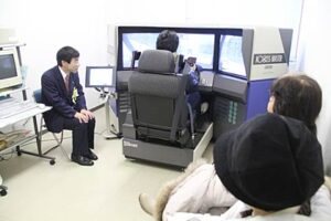 東日本大震災で燕市へ避難している人を対象に燕市が雪道運転講習会、希望した12人が参加して雪道運転のテクニックや注意点を学ぶ
