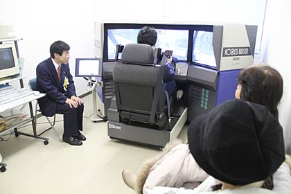 燕市が燕中央自動車学校で行った雪道運転講習会