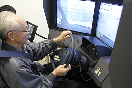 運転シミユレーターで雪道運転を体験